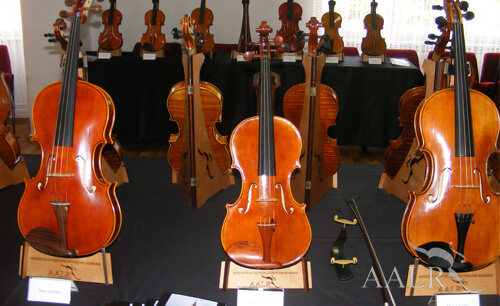 Expoziție de instrumente în cadrul Concursului de interpretare vioară Roman Boianciuc 2019